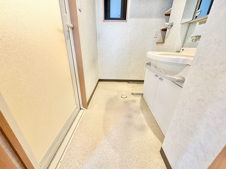 その他 十分な広さの脱衣所。