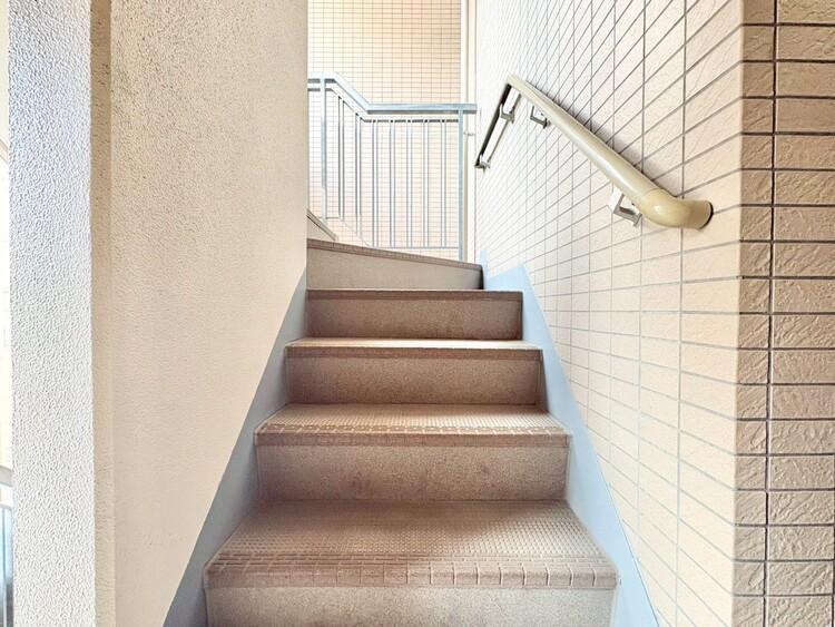 その他 共用部の階段です。明るく清潔に管理されています。