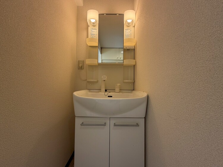その他 清潔感を感じられる洗面化粧台。