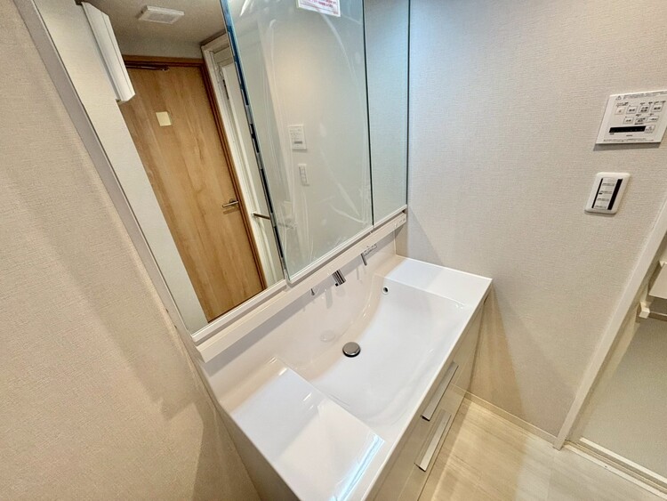 その他 清潔感を感じられる洗面化粧台。