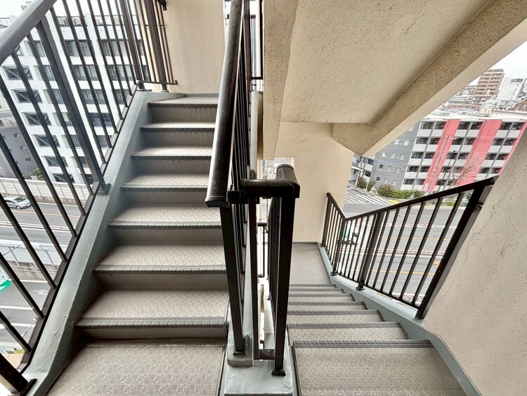 その他 共用部の階段です。明るく清潔に管理されています。