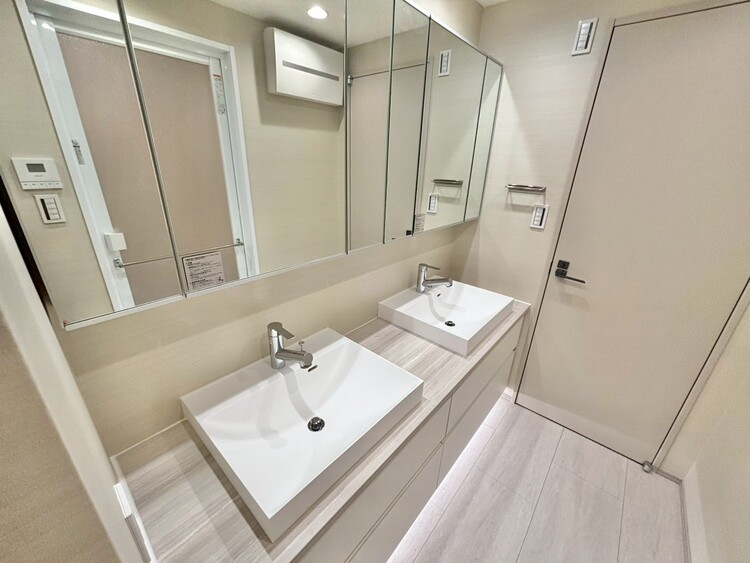 その他 清潔感を感じられる洗面化粧台。