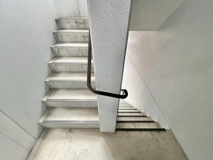その他 共用部の階段です。明るく清潔に管理されています。