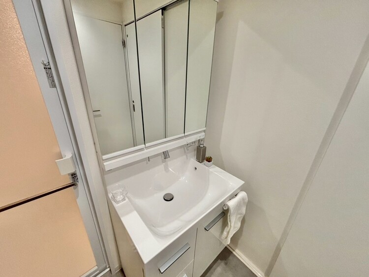 その他 清潔感を感じられる洗面化粧台。