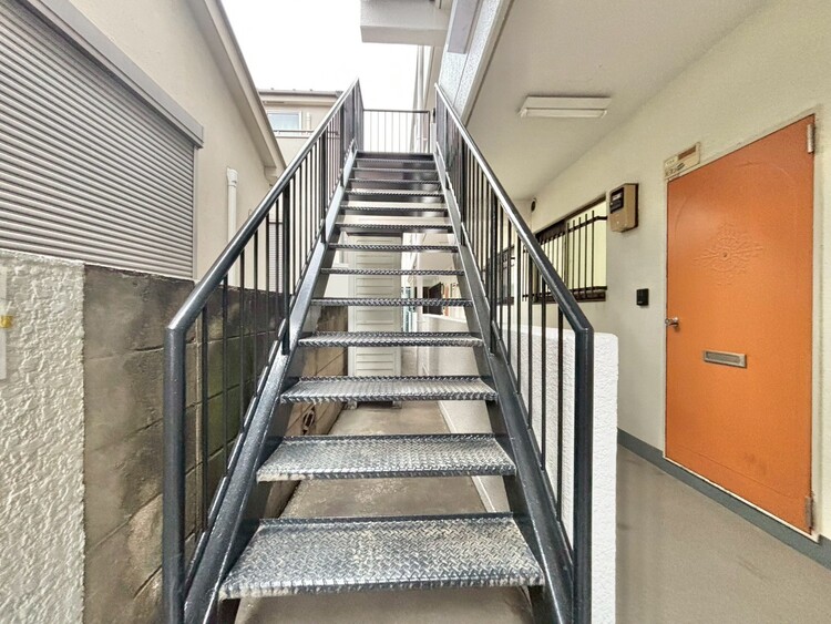 その他 共用部の階段です。明るく清潔に管理されています。