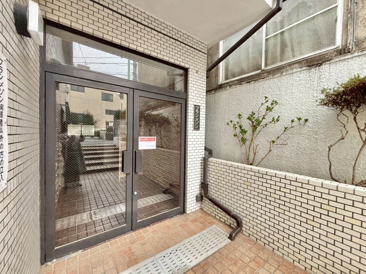 その他 上質感漂う玄関アプローチです。