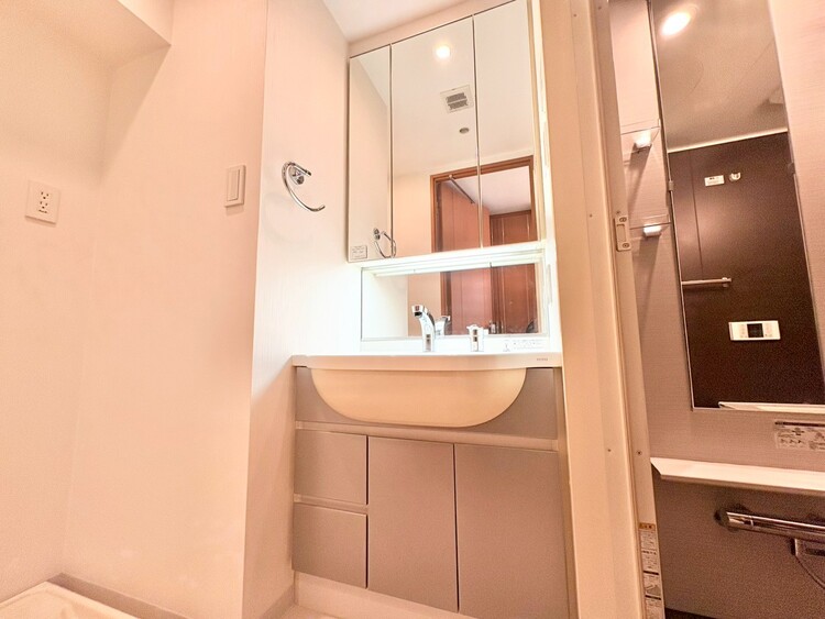 その他 清潔感を感じられる洗面化粧台。