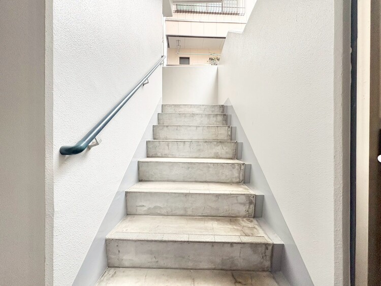 その他 共用部の階段です。明るく清潔に管理されています。