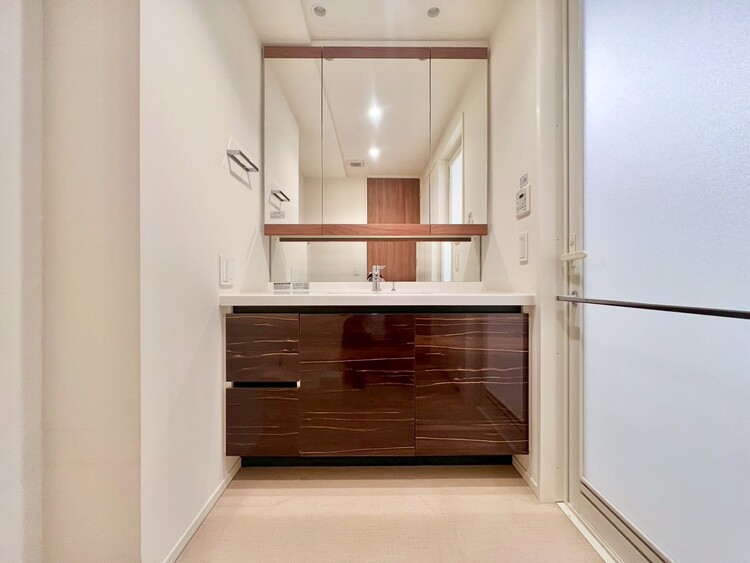 その他 清潔感を感じられる洗面化粧台。