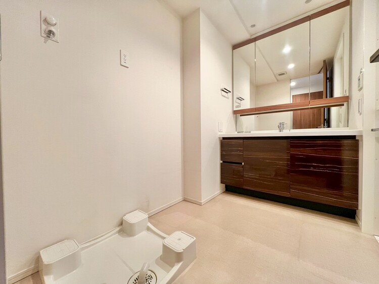 その他 十分な広さの脱衣所。