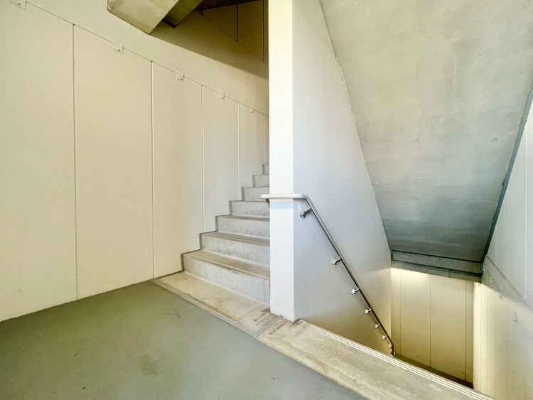 その他 共用部の階段です。明るく清潔に管理されています。