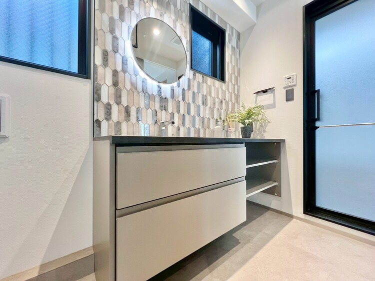 その他 清潔感を感じられる洗面化粧台。