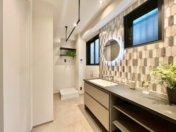 その他 十分な広さの脱衣所。