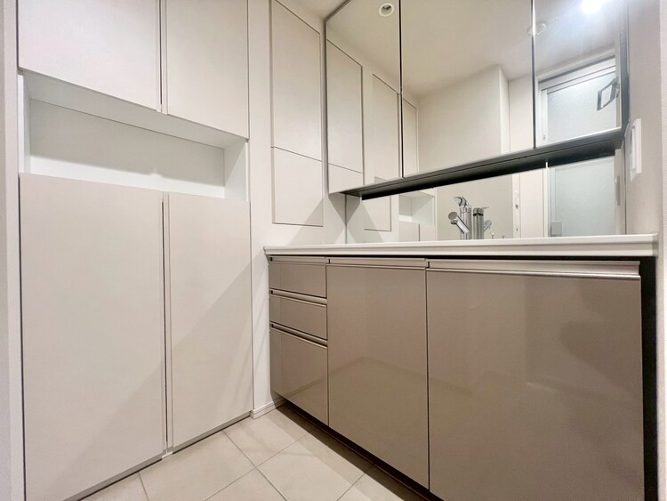 その他 清潔感を感じられる洗面化粧台。