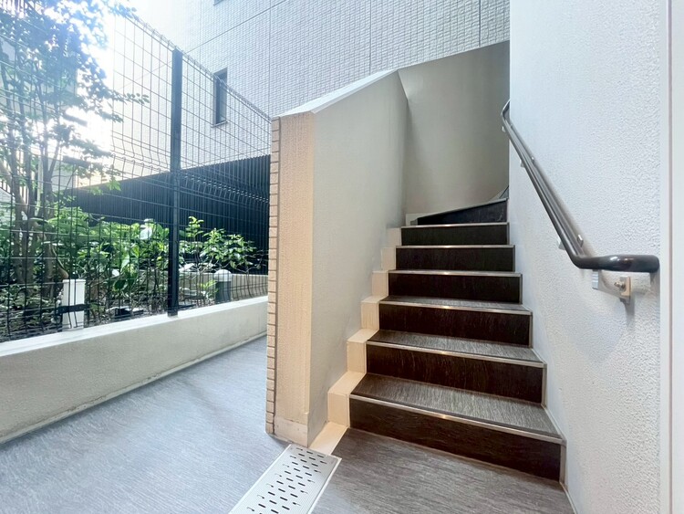 その他 共用部の階段です。明るく清潔に管理されています。