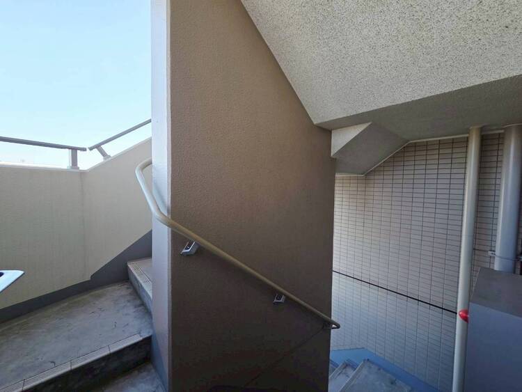 その他 共用部の階段です。明るく清潔に管理されています。