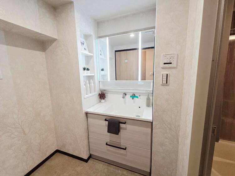 その他 清潔感を感じられる洗面化粧台。