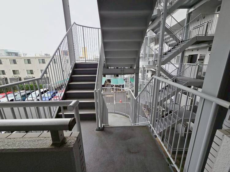 その他 共用部の階段です。明るく清潔に管理されています。