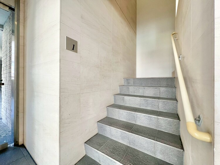 その他 共用部の階段です。明るく清潔に管理されています。