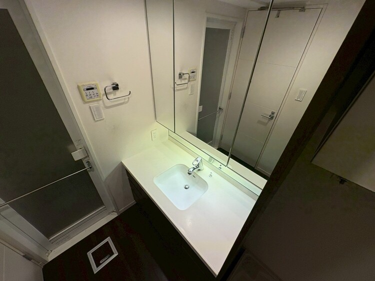 その他 清潔感を感じられる洗面化粧台。