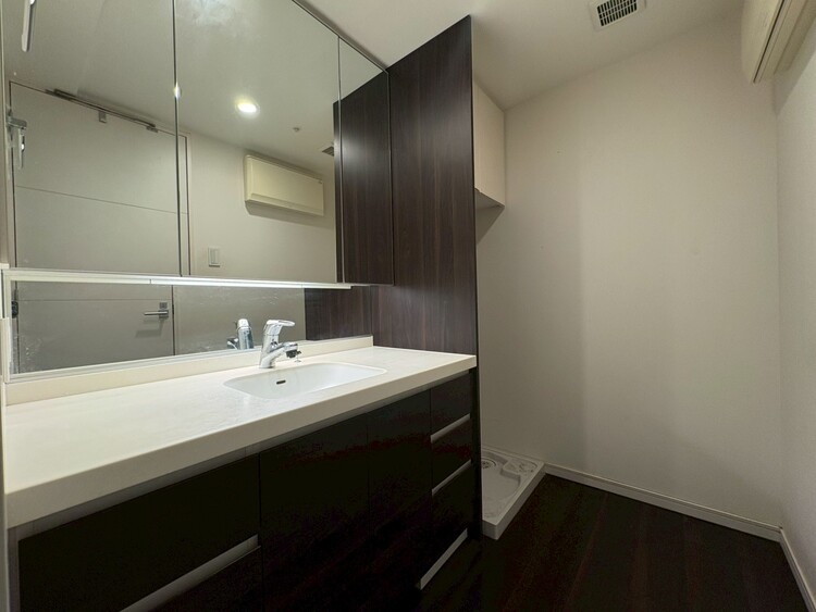 その他 十分な広さの脱衣所。