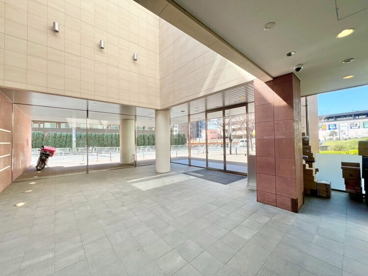 エントランス 【ラウンジ】館内は静寂な中が保たれており、管理が行き届いている印象を受けました。