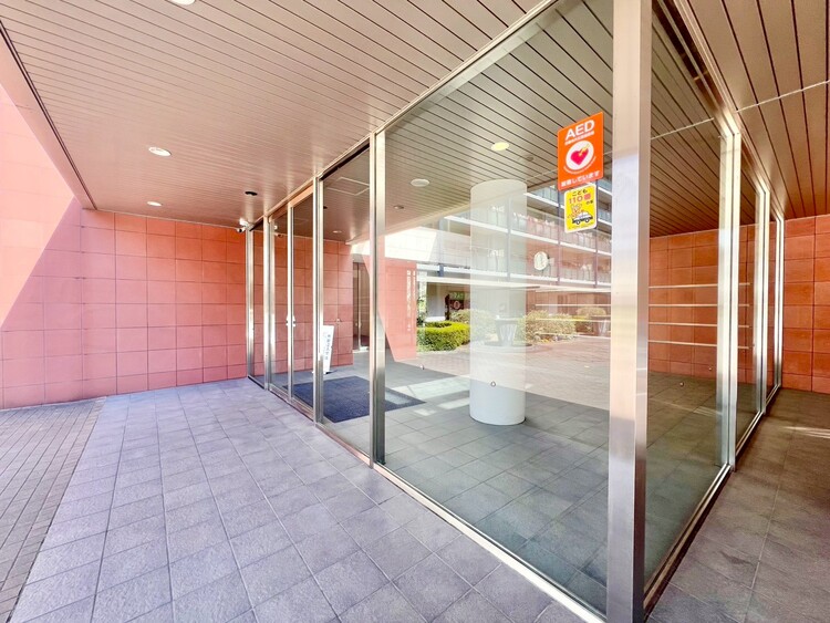 エントランス 【エントランス】あたたかな陽射しの差し込む明るいエントランスです。