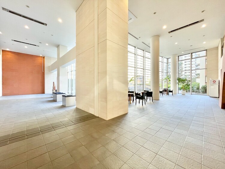 エントランス 【エントランスホール】綺麗に整備されており、行き届いた管理体制をうかがわせます。