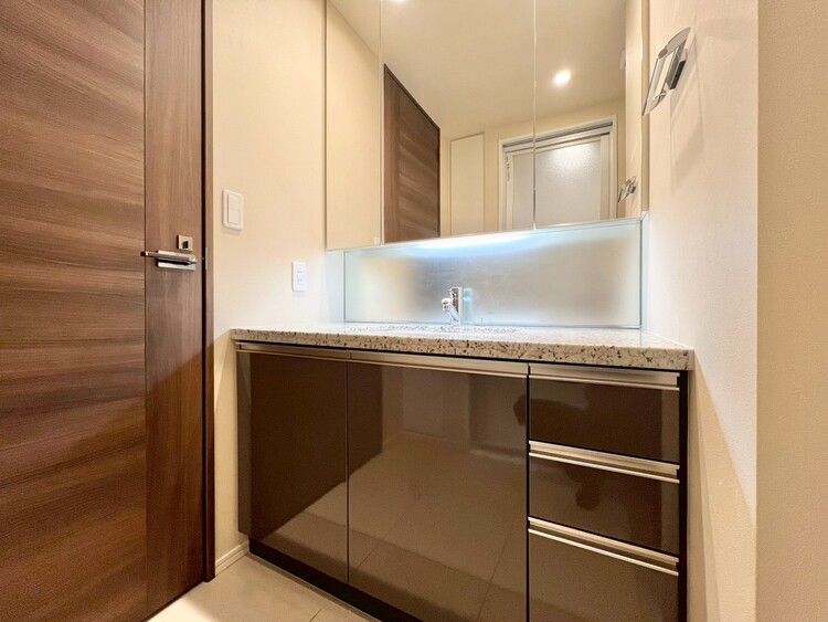 その他 清潔感を感じられる洗面化粧台。