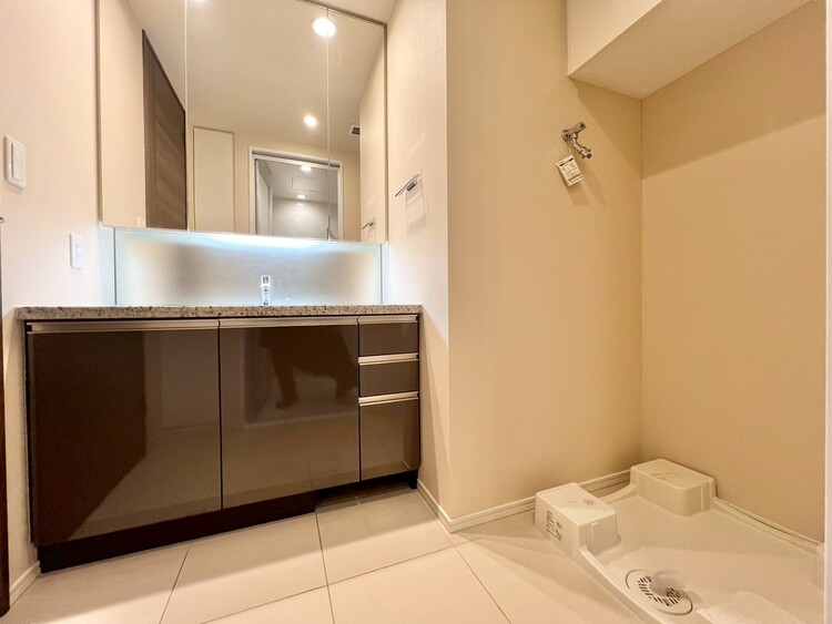 その他 十分な広さの脱衣所。