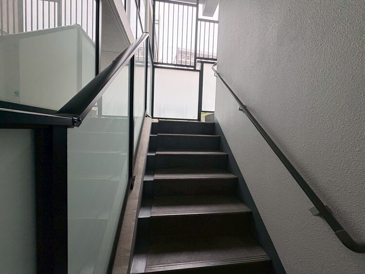その他 共用部の階段です。明るく清潔に管理されています。