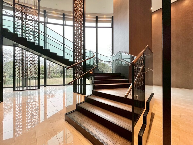 その他 共用部の階段です。明るく清潔に管理されています。