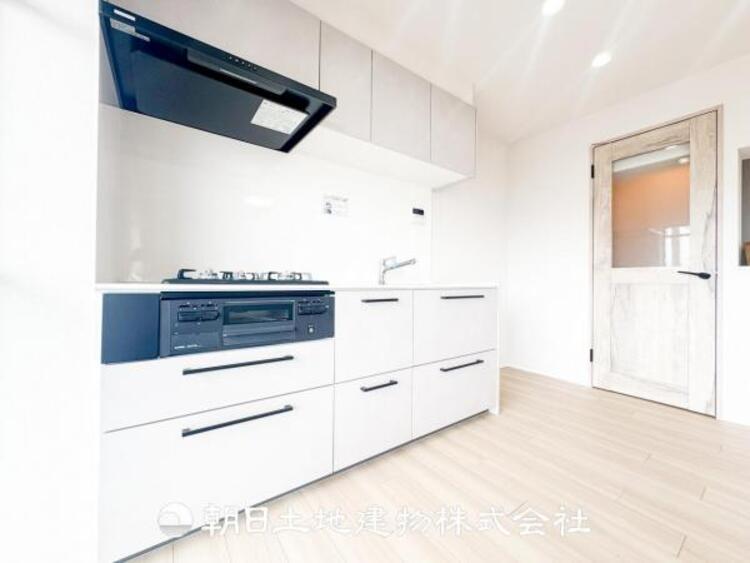 キッチン 【居室】爽やかな空間演出とセンス良く纏められた室内は素敵な寛ぎ空間です。