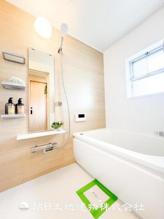 風呂 【バルコニー】太陽に愛された家。陽当り・通風に優れた魅力的で快適さを追求した住宅です。