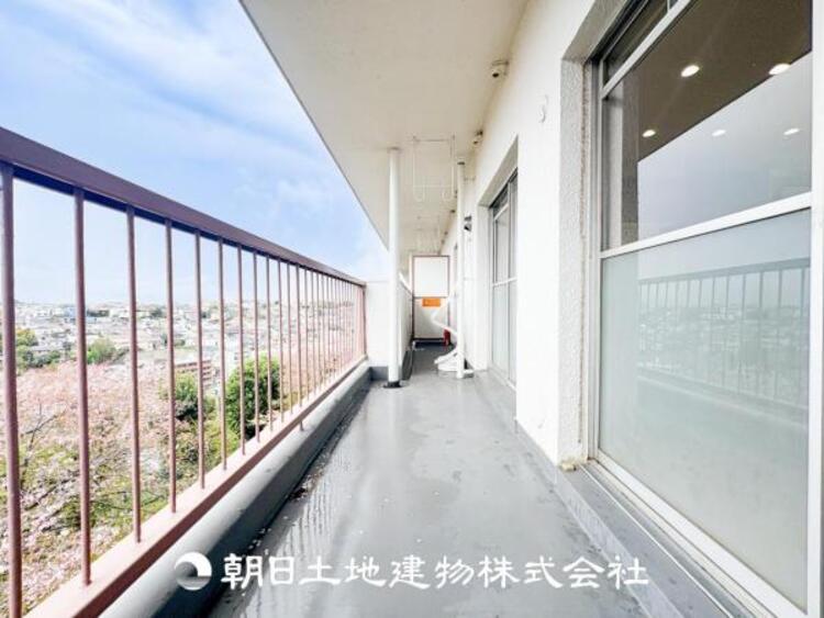 バルコニー 【バルコニー】太陽に愛された家。陽当り・通風に優れた魅力的で快適さを追求した住宅です。