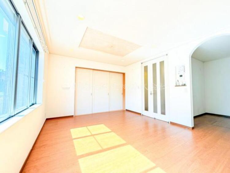 居間 家族の会話や笑顔が行き交うリビングで、子供を走り回らせたい。