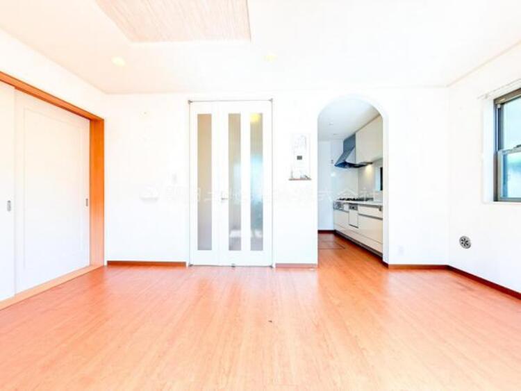 居間 お天気が晴れの日は照明をつけなくても充分明るいリビングです！