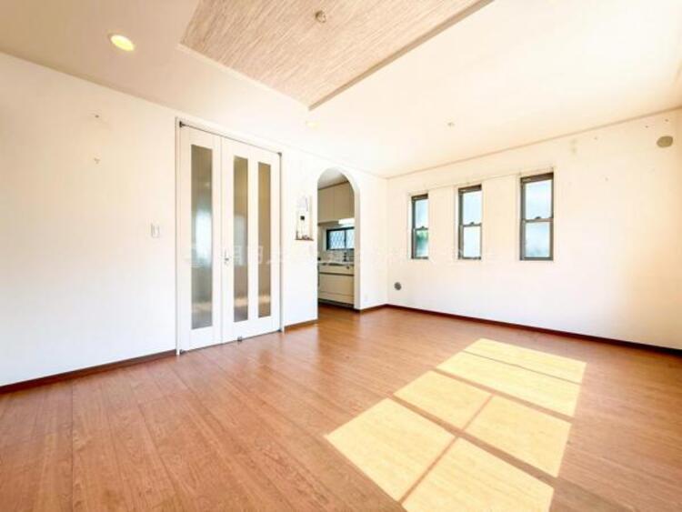 居間 リビングにあふれる採光と心地よい風のつどう調和された空間！