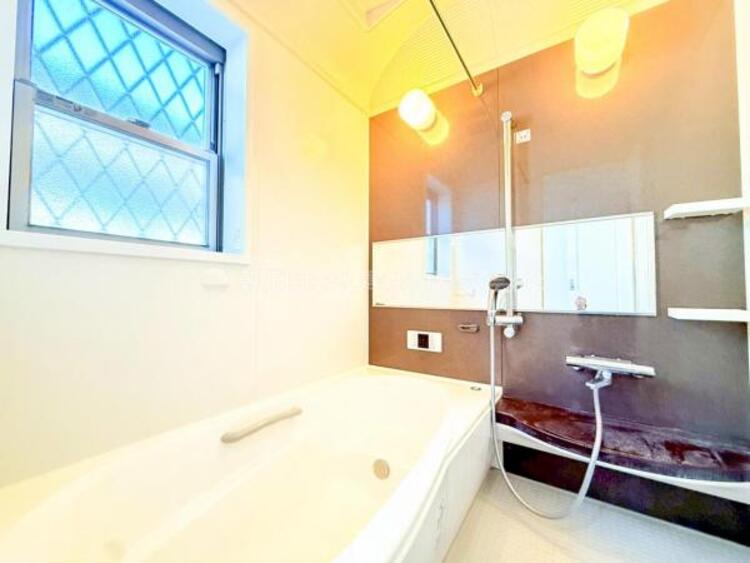 風呂 ゆったりと寛げる広々バスで足を伸ばしてリラックス。　最新のユニットバスは設備も充実です。