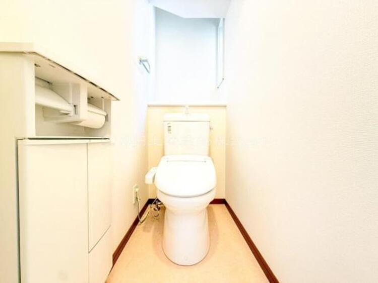 トイレ ウォシュレット、保温機能付き便座など充実の設備です　お掃除がしやすくストレスフリー！！