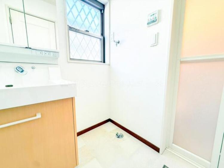 洗面 ストレスフリーな広いランドリースペース。大きな洗濯機乾燥機もしっかりとおけます。