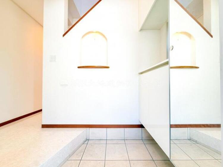 その他 お出かけの際に小さなお子様のいるご家庭でもゆったりと靴を履かせて上げることができます。