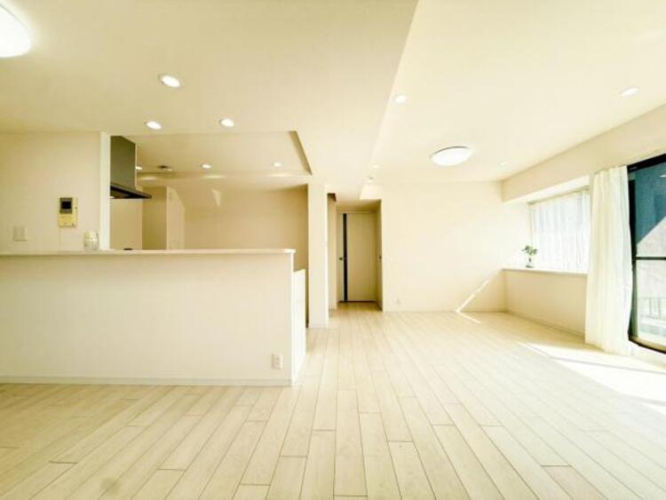 居間 お天気が晴れの日は照明をつけなくても充分明るいリビングです！どこか落ち着きのある広々とした内装です！皆で過ごす空間が、目に浮かんでくる様な優しいリビングダイニングです！くつろいだり楽しい時間を是非！ 