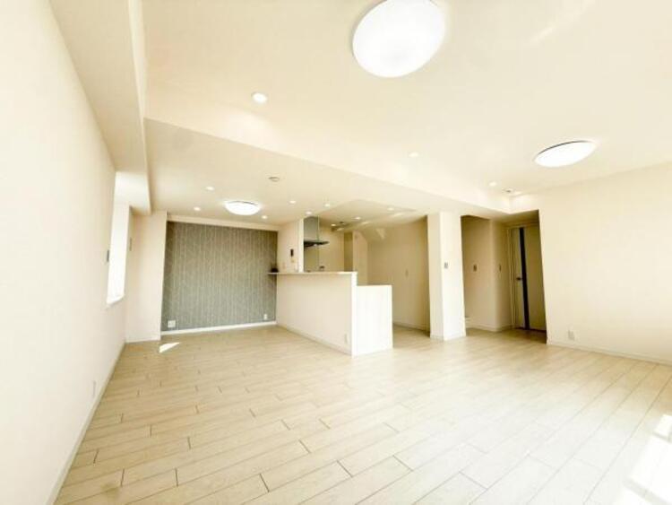 居間 リビングにあふれる採光と心地よい風のつどう調和された空間！！生活を彩る充実した日々が過ごせそうです。家族の滞在期間が長くなることを予測して、設計士が思いと工夫をこらした自慢のリビングダイニング！！！ 