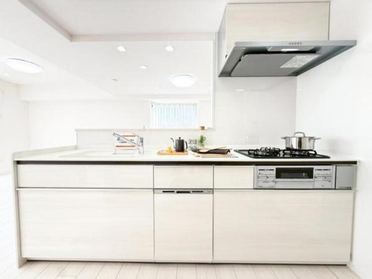 キッチン 【キッチン】広く取られたキッチンスペースはとても便利です。お料理をする人も開放感が心地いいです。 