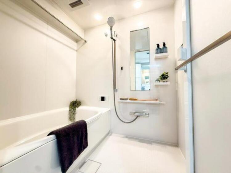 風呂 【浴室】ゆったりと寛げる広々バスで足を伸ばしてリラックス。　最新のユニットバスは設備も充実です。 