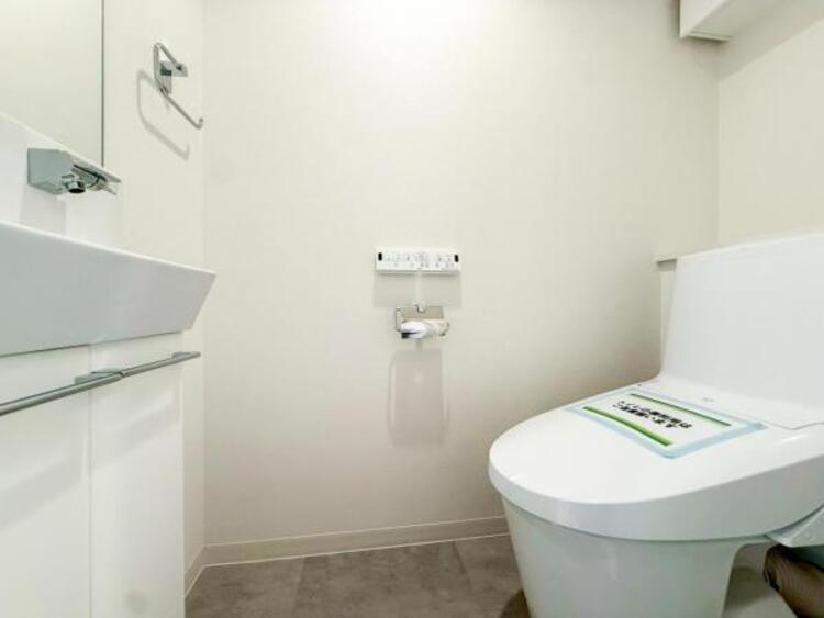 トイレ 【トイレ】ウォシュレット、保温機能付き便座など充実の設備です　お掃除がしやすくストレスフリー！！ 