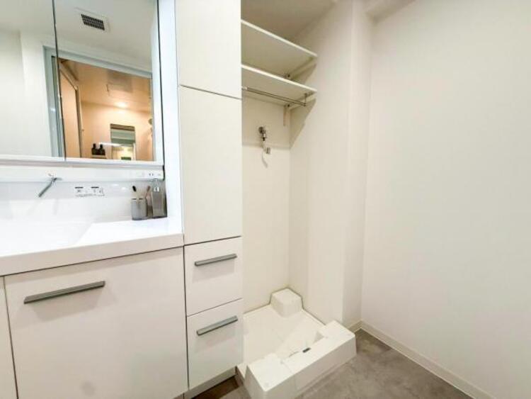 洗面 【洗面・脱衣所】ストレスフリーな広いランドリースペース。大きな洗濯機乾燥機もしっかりとおけます。 