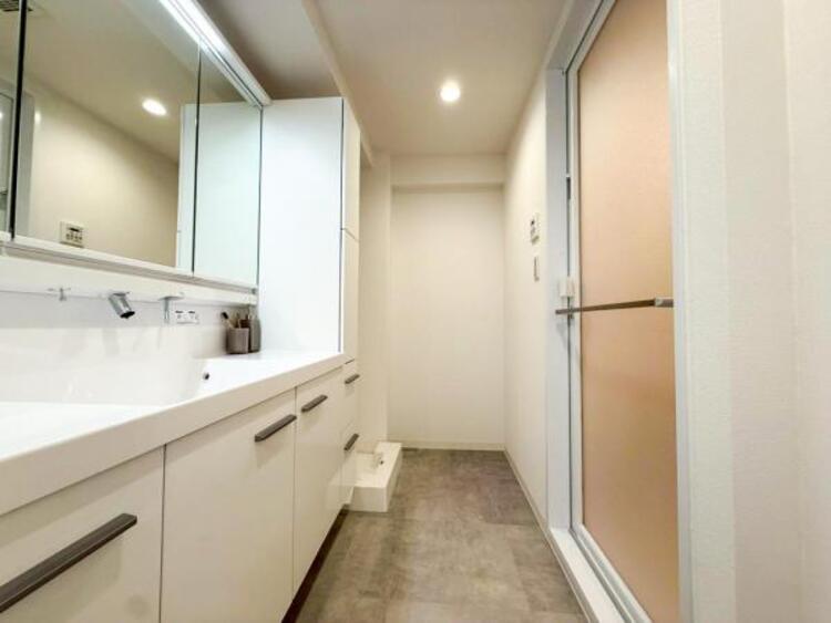 洗面 【洗面・脱衣所】使用頻度の高い場所だからこそ便利な空間に。多人数での使用も考えた便利な空間です 