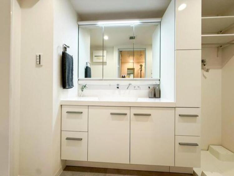 洗面 【洗面・脱衣所】普段は人目につかないスペースにもこだわりを。つくり手の気持ちを『心』がつたわります。 